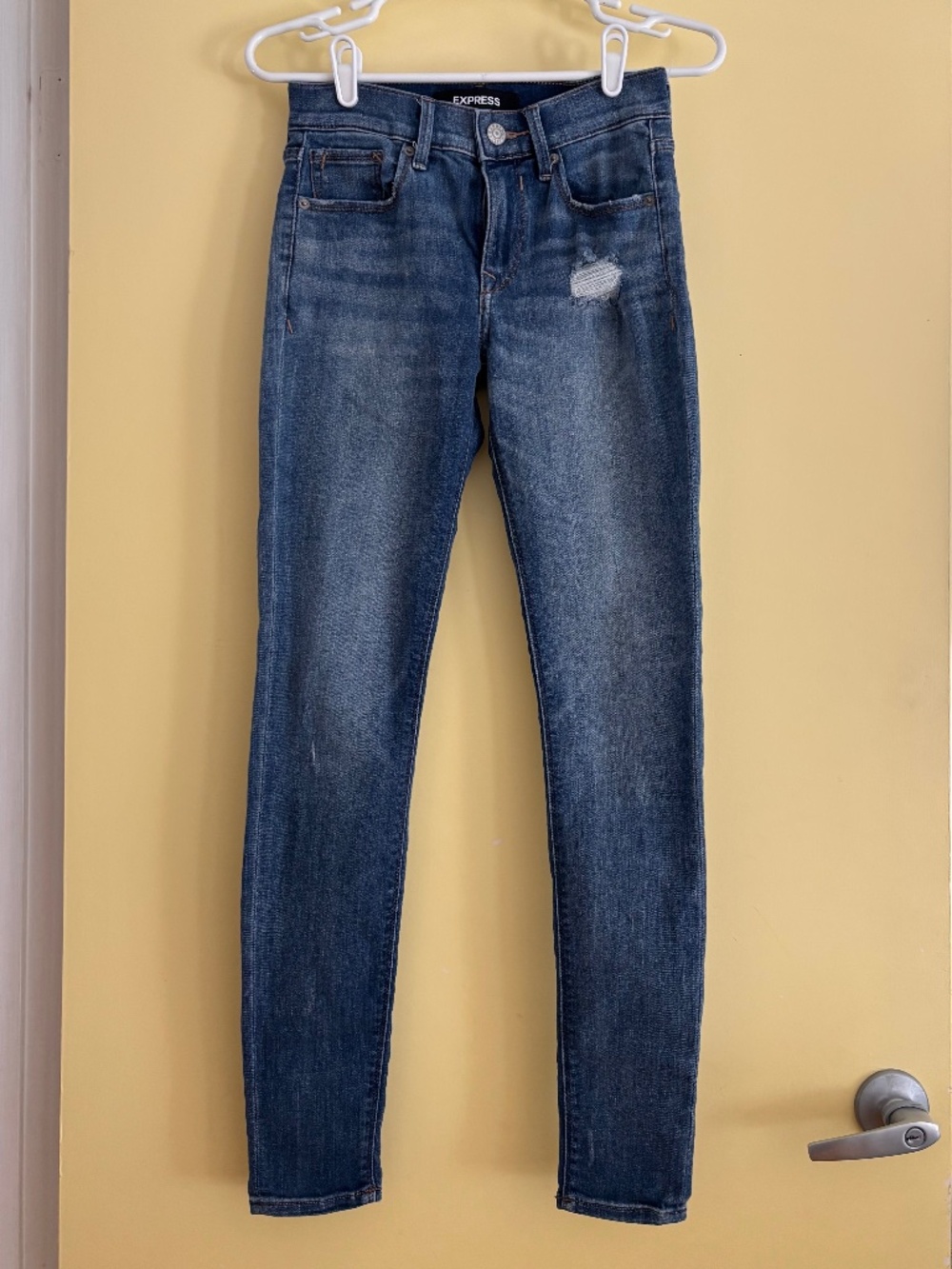 EUC Express Mid Rise Stretch Denim Skinny Leggings Distressed Jeans Size 00/00R